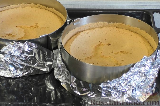 Фото приготовления рецепта: Медовый торт-мусс с малиной - шаг №8
