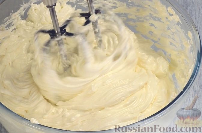 Фото приготовления рецепта: Медовый торт-мусс с малиной - шаг №21