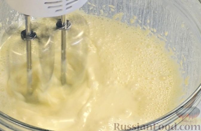 Фото приготовления рецепта: Медовый торт-мусс с малиной - шаг №3