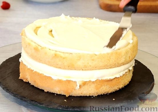 Фото приготовления рецепта: Медовый торт-мусс с малиной - шаг №24