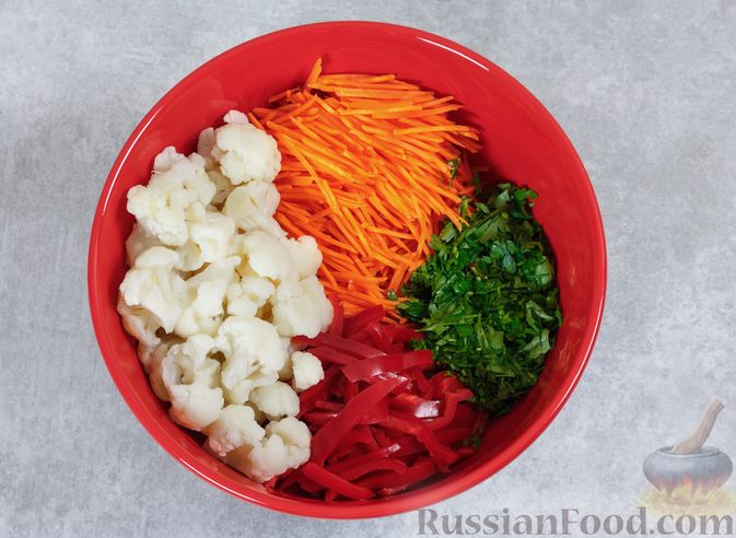 Фото приготовления рецепта: Маринованная цветная капуста с морковью и болгарским перцем - шаг №5