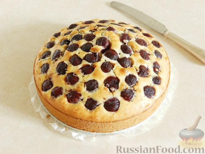 Фото приготовления рецепта: Пирог с черешней и лимонной глазурью - шаг №10