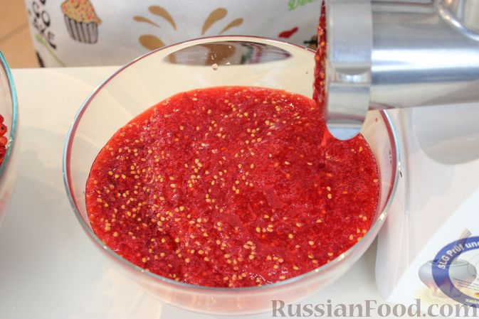 Фото приготовления рецепта: Желе из красной смородины (на зиму) - шаг №2