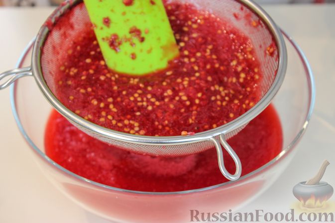 Фото приготовления рецепта: Желе из красной смородины (на зиму) - шаг №3