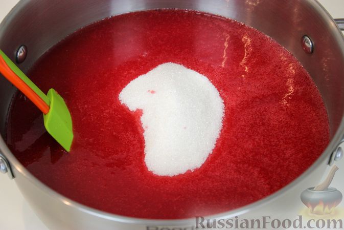 Фото приготовления рецепта: Желе из красной смородины (на зиму) - шаг №4