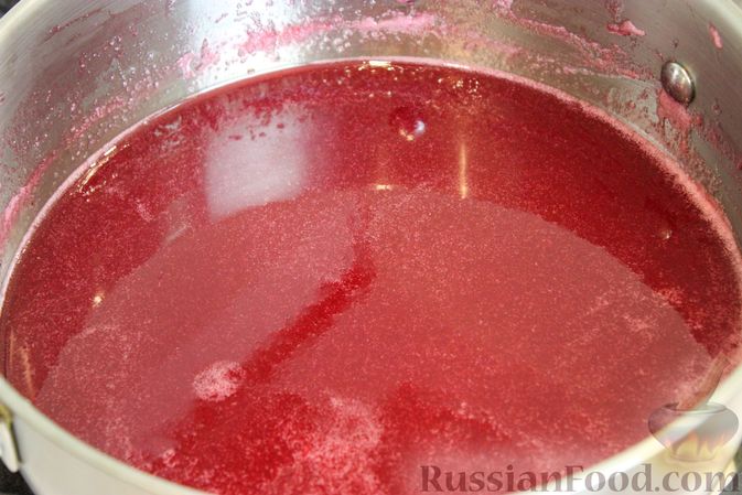 Фото приготовления рецепта: Желе из красной смородины (на зиму) - шаг №5