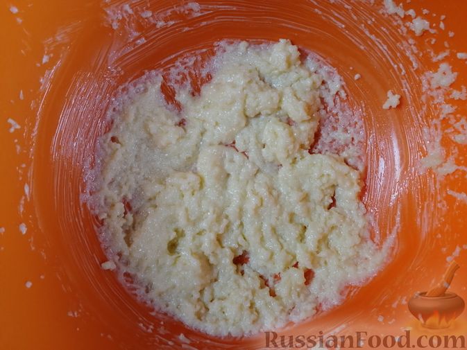 Фото приготовления рецепта: Творожная запеканка с персиками, без муки (в микроволновке) - шаг №2