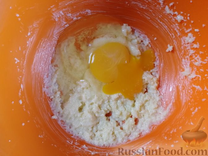 Фото приготовления рецепта: Творожная запеканка с персиками, без муки (в микроволновке) - шаг №3