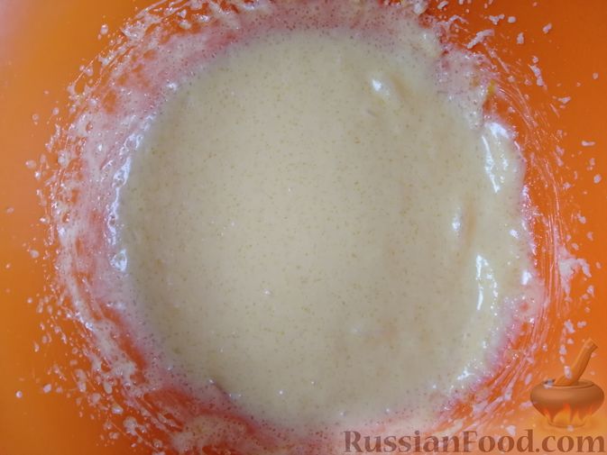 Фото приготовления рецепта: Творожная запеканка с персиками, без муки (в микроволновке) - шаг №4