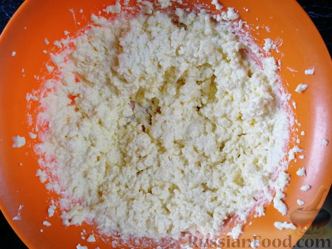 Фото приготовления рецепта: Творожная запеканка с персиками, без муки (в микроволновке) - шаг №5
