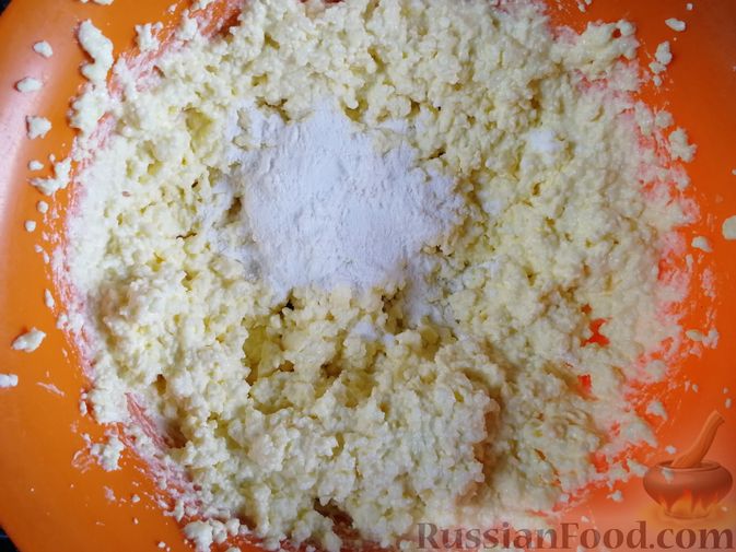 Фото приготовления рецепта: Творожная запеканка с персиками, без муки (в микроволновке) - шаг №6