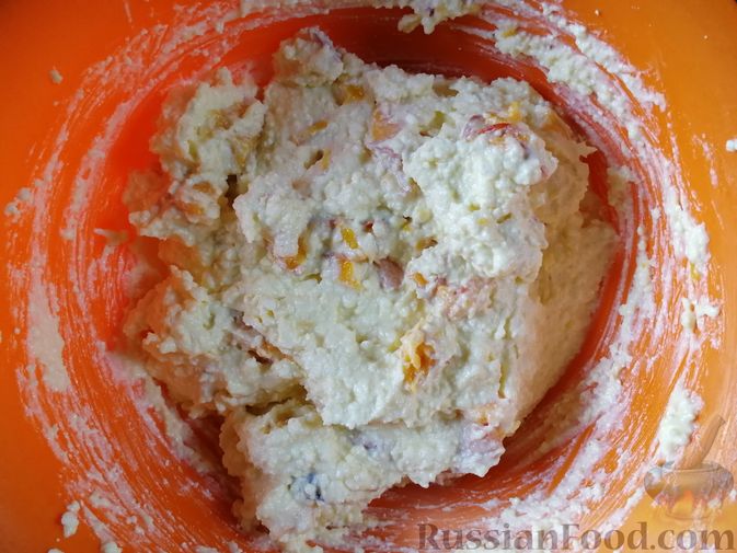 Фото приготовления рецепта: Творожная запеканка с персиками, без муки (в микроволновке) - шаг №8