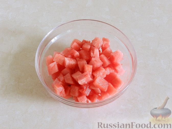 Фото приготовления рецепта: Салат с арбузом, сыром фета и мятой - шаг №4