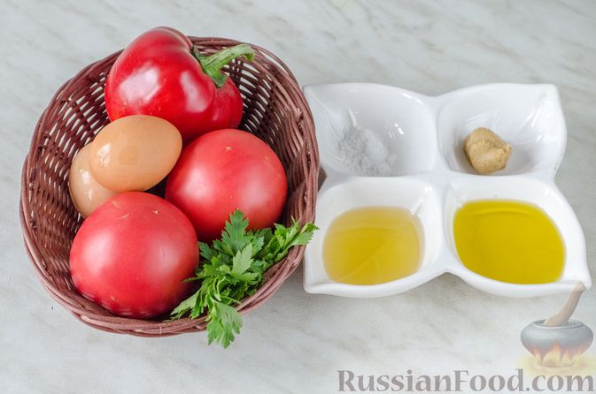 Фото приготовления рецепта: Салат из помидоров с жареным сладким перцем и яйцами - шаг №1