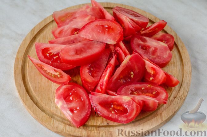 Фото приготовления рецепта: Салат из помидоров с жареным сладким перцем и яйцами - шаг №5