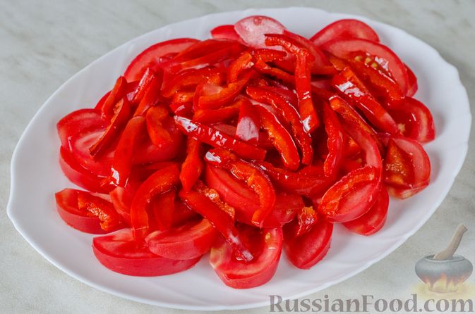 Фото приготовления рецепта: Салат из помидоров с жареным сладким перцем и яйцами - шаг №6