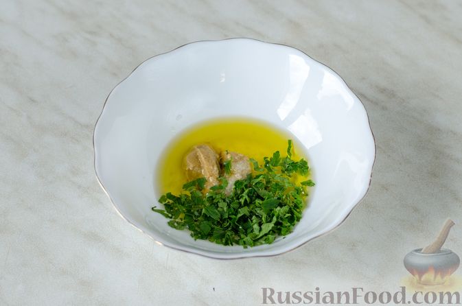 Фото приготовления рецепта: Салат из помидоров с жареным сладким перцем и яйцами - шаг №8