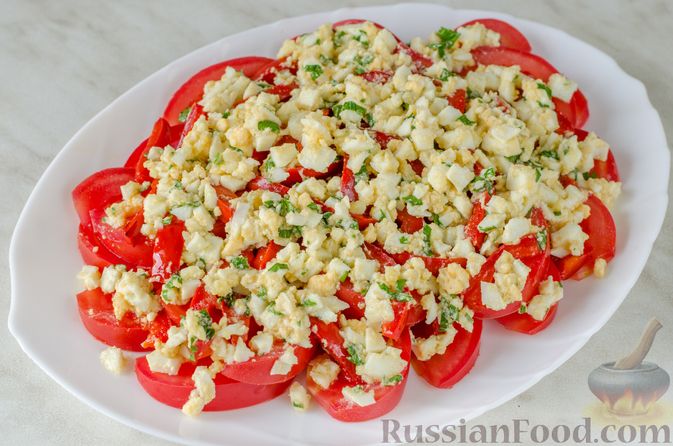 Фото приготовления рецепта: Салат из помидоров с жареным сладким перцем и яйцами - шаг №11