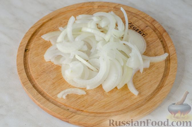 Фото приготовления рецепта: Салат из жареных баклажанов с луком и шпинатом - шаг №5