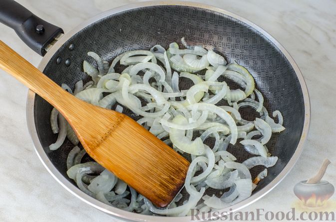 Фото приготовления рецепта: Салат из жареных баклажанов с луком и шпинатом - шаг №6