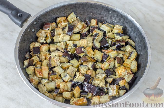 Фото приготовления рецепта: Салат из жареных баклажанов с луком и шпинатом - шаг №8