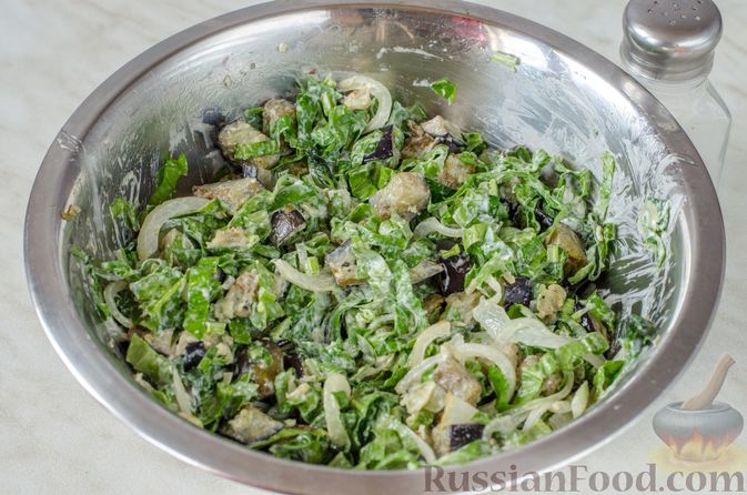 Фото приготовления рецепта: Салат из жареных баклажанов с луком и шпинатом - шаг №12