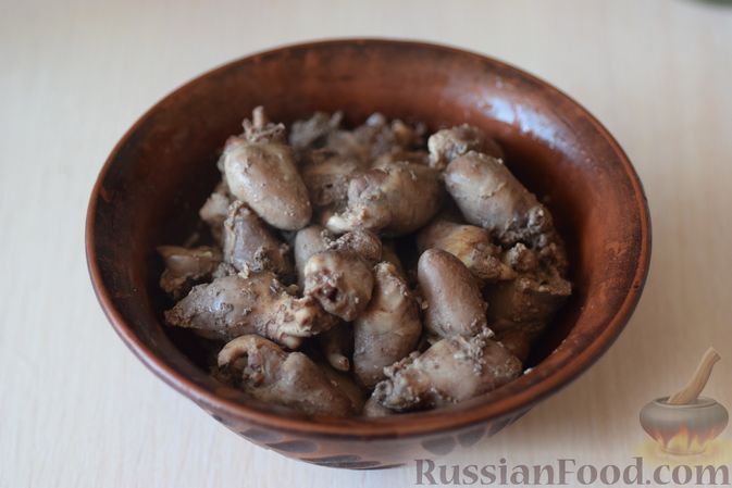 Фото приготовления рецепта: Куриные сердечки с кольраби и картошкой в сметанном соусе - шаг №8