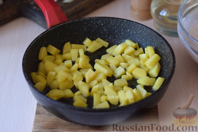 Фото приготовления рецепта: Куриные сердечки с кольраби и картошкой в сметанном соусе - шаг №9