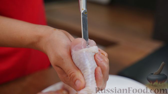 Фото приготовления рецепта: Жареные куриные ножки со сливами, чесноком и имбирем - шаг №3
