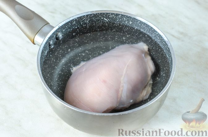 Фото приготовления рецепта: Слоёный салат с курицей, черносливом и огурцом - шаг №2
