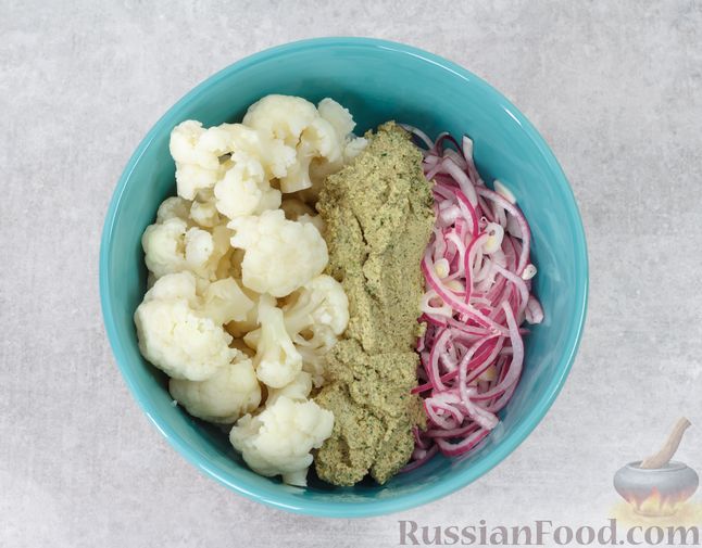 Фото приготовления рецепта: Салат из цветной капусты с красным луком - шаг №8