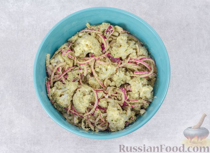 Фото приготовления рецепта: Салат из цветной капусты с красным луком - шаг №9