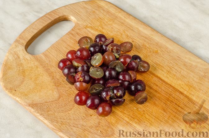 Фото приготовления рецепта: Салат с ветчиной, виноградом и шампиньонами - шаг №6