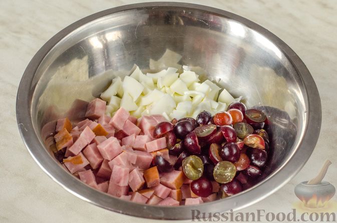 Фото приготовления рецепта: Салат с ветчиной, виноградом и шампиньонами - шаг №11