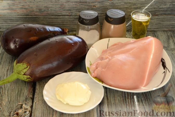 Фото приготовления рецепта: Куриные грудки, запечённые с баклажанами и сыром,  в томатном соусе - шаг №1