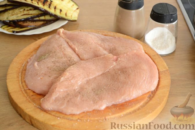 Фото приготовления рецепта: Куриные грудки, запечённые с баклажанами и сыром,  в томатном соусе - шаг №5
