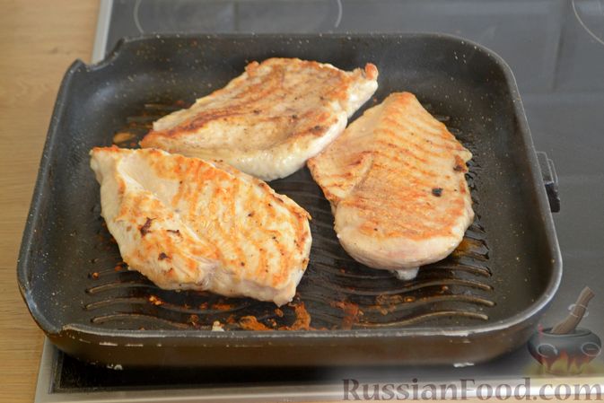 Фото приготовления рецепта: Куриные грудки, запечённые с баклажанами и сыром,  в томатном соусе - шаг №6