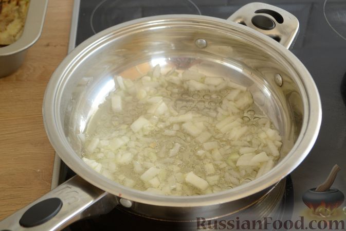 Фото приготовления рецепта: Куриные грудки, запечённые с баклажанами и сыром,  в томатном соусе - шаг №8