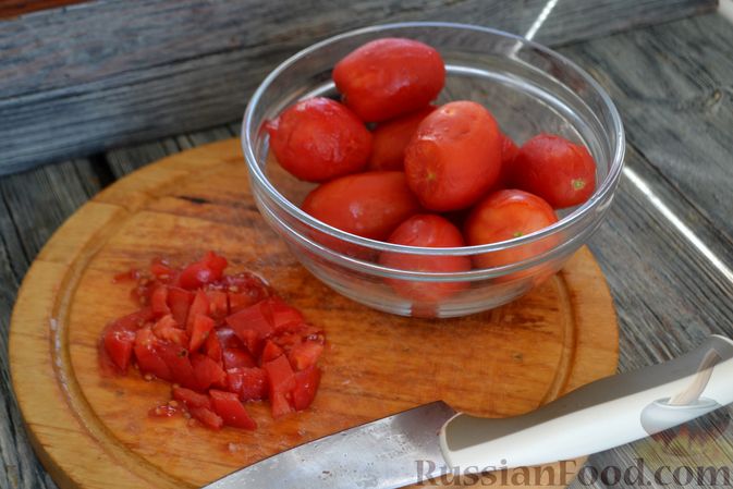 Фото приготовления рецепта: Куриные грудки, запечённые с баклажанами и сыром,  в томатном соусе - шаг №9
