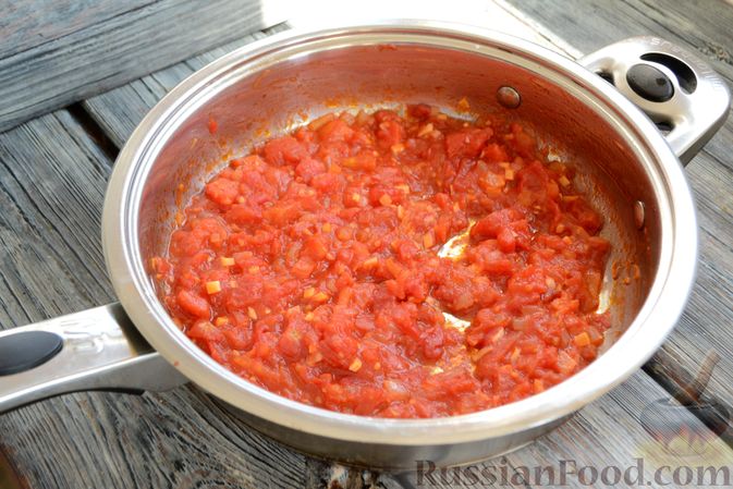 Фото приготовления рецепта: Куриные грудки, запечённые с баклажанами и сыром,  в томатном соусе - шаг №10