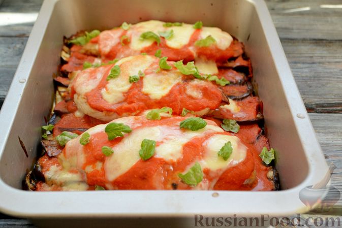 Фото приготовления рецепта: Куриные грудки, запечённые с баклажанами и сыром,  в томатном соусе - шаг №16