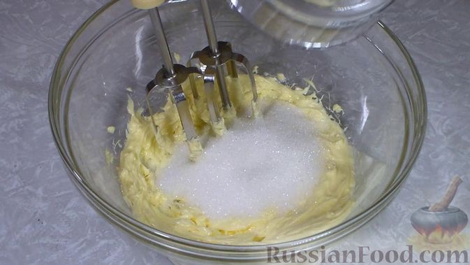 Фото приготовления рецепта: Пирог-перевёртыш со сливами (Тарт Татен) - шаг №4