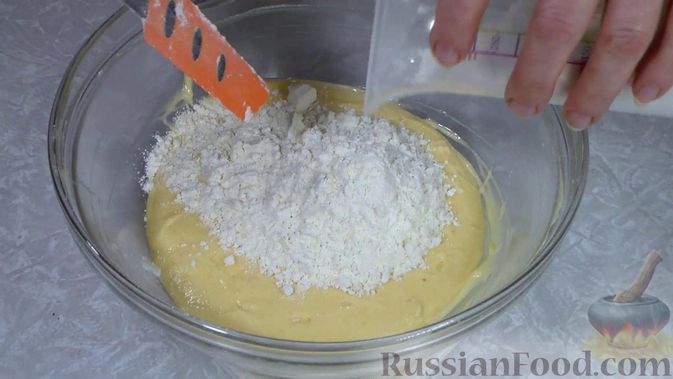 Фото приготовления рецепта: Пирог-перевёртыш со сливами (Тарт Татен) - шаг №7