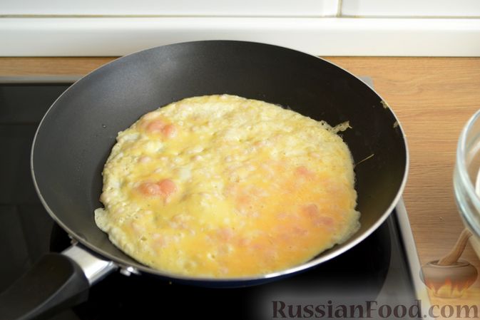 Фото приготовления рецепта: Омлет с куриным фаршем и начинкой из овощей - шаг №4