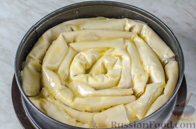 Фото приготовления рецепта: Пирог из теста фило с вишней в яично-сливочной заливке - шаг №7