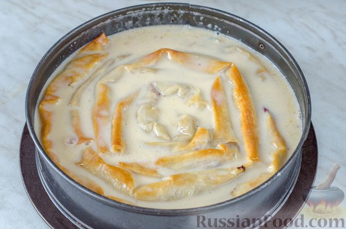 Фото приготовления рецепта: Пирог из теста фило с вишней в яично-сливочной заливке - шаг №11