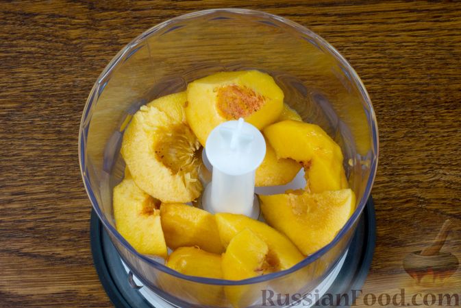 Фото приготовления рецепта: Смузи из малины и персиков с кефиром - шаг №2