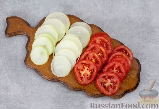 Фото приготовления рецепта: Скумбрия, запечённая с помидорами и луком - шаг №3