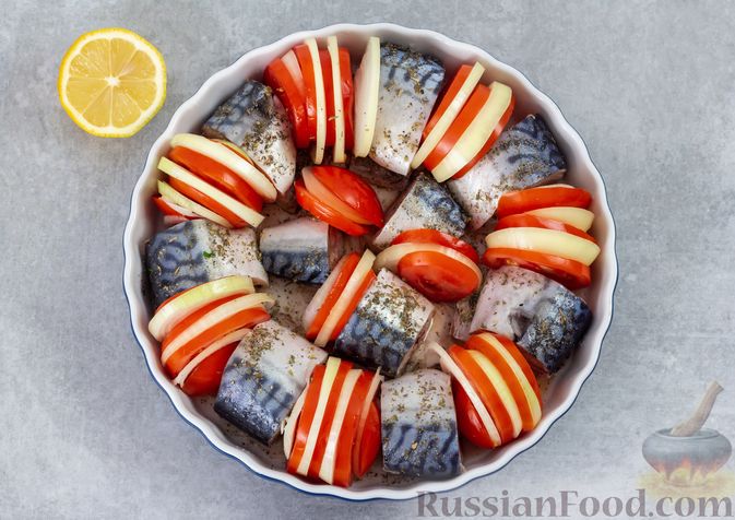 Фото приготовления рецепта: Скумбрия, запечённая с помидорами и луком - шаг №6