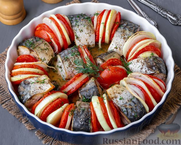 Фото к рецепту: Скумбрия, запечённая с помидорами и луком